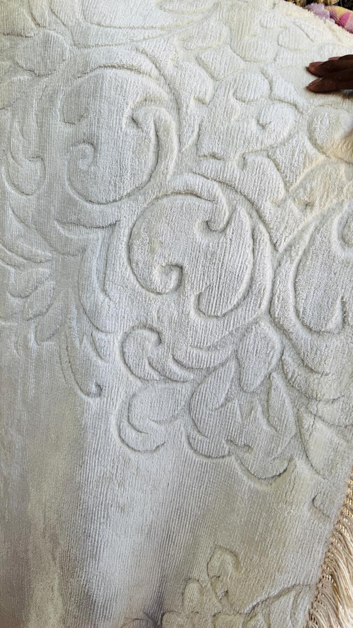 Handloom-Tufted Embossed Carpet